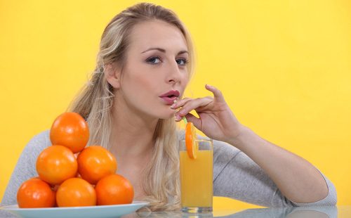 Момиче пие портокалов сок