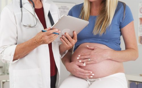 Доктор говори с бременна жена