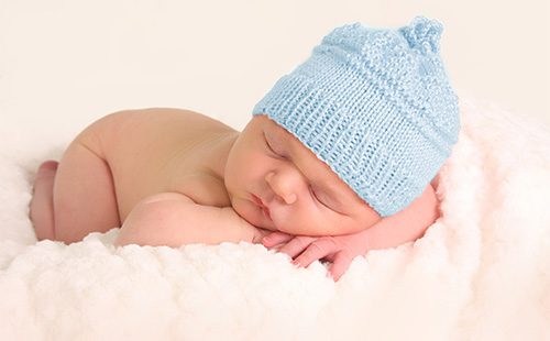 Новородено в синя шапка