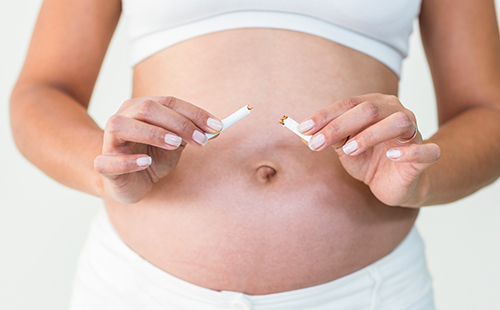 Бременната жена разбива цигара
