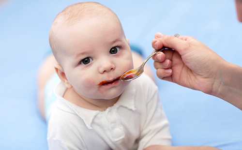 Бебето пие сироп от лъжица