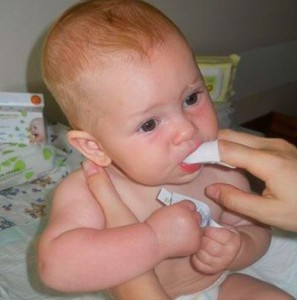 Новороденото се почиства от устата на млечните жлези