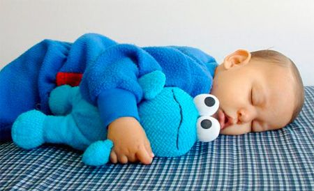 Бебе 7 месеца спи в прегръдка с играчка