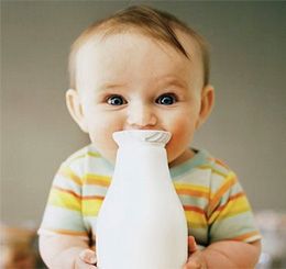 Едно годишно бебе и голяма бутилка мляко