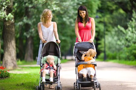 Две майки ходят с деца в колички в парка