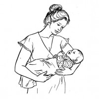 Мама държи бебето в ръцете си в поза с люлка