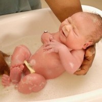 Новородено баня във ваната