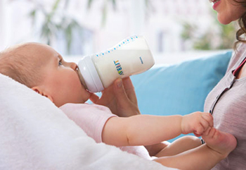 Правото бебе пие мляко от дясната бутилка