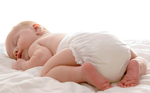 Новороденото в пелена се намира на стомаха