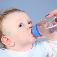 Детето пие вода от бутилка