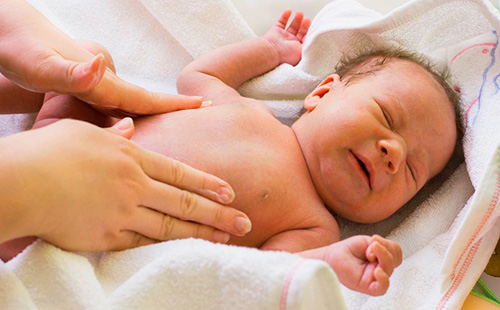 Масажирайте корема на новородено бебе