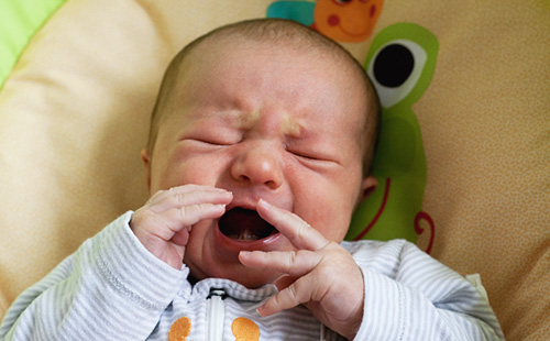 Новородено бебе плаче