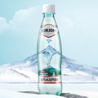 Borjomi вода в бутилка на фона на зимна планина