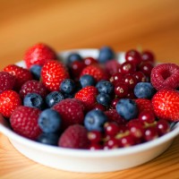 Сочни зрели плодове на бяла чиния