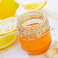 Сладък мед в стъклен буркан и нарязан лимон