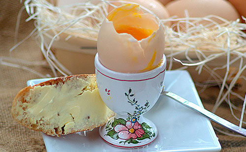 Яйце пиле, приготвено меко сварено