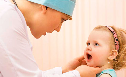 Доктор изследва гърлото на детето