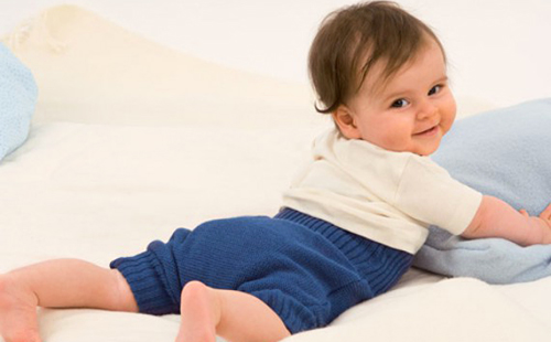 Усмихващо се бебе в немски вълнени панталони