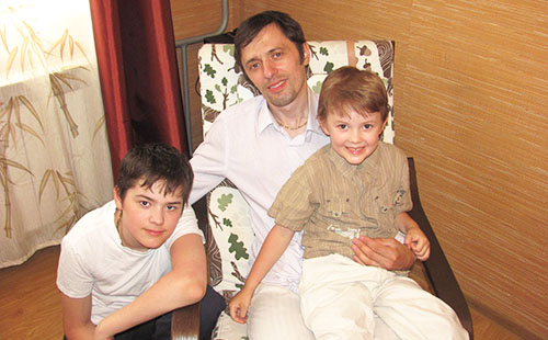 Руслан със синовете си
