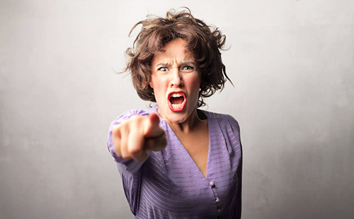 Ядосана жена крещи и потупва пръст