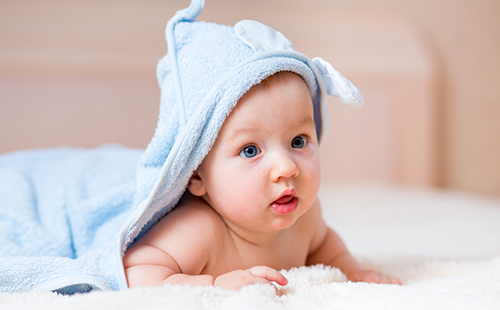 Бебе със синя кърпа на главата си